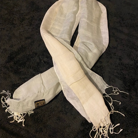 PRE OWNED SCARF IN VERY GOOD CONDITION - Picture 1 of 5